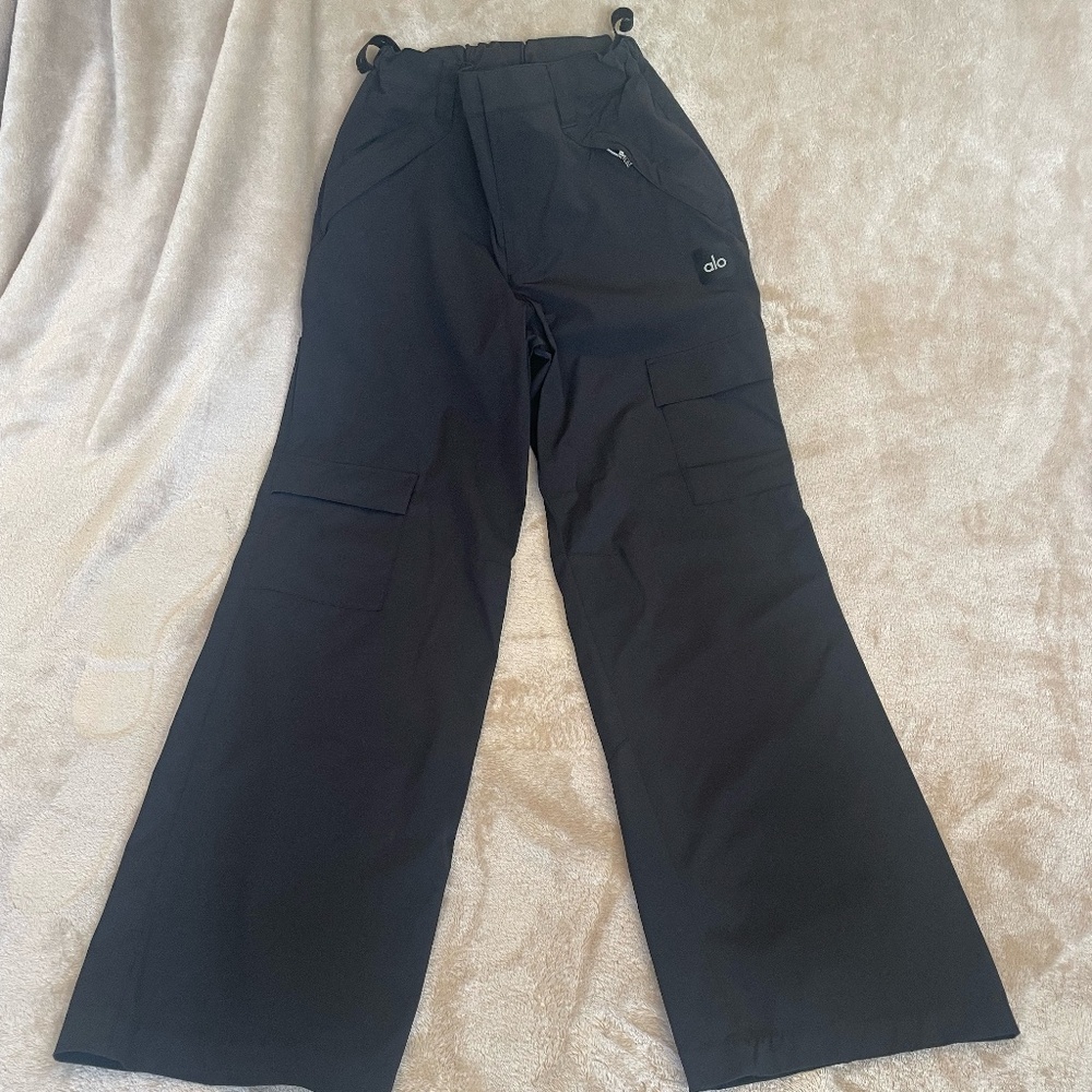 Woman's Alo Mid-Rise Cargo Pant. Color Black. Size Small